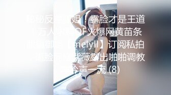   小骚逼露脸洗干净了伺候小哥哥诱惑狼友，舔鸡巴的样子好骚吸蛋蛋，深喉抽插