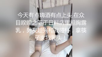 十一月最新流出厕拍小能手景区公厕高清偷拍几个美女尿尿踩屎鞋美女尿尿似小水枪