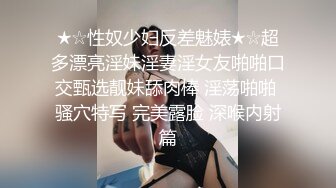 成熟的大屁股骚女人，丝袜高跟露脸诱惑狼友，揉奶玩逼自慰呻吟被大哥草，激情上位浪叫呻吟，表情好骚别错过