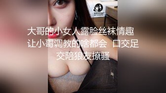 漂亮姐姐吃鸡 我本来嘴巴就小 这根又黑又粗的棒棒根本含不下 还要使命往里顶