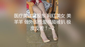 奸夫淫妇被娘家人拖到大街上，老母亲强行把小三的胸罩拉下，兄弟把男的狠狠揍！