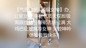  牛仔短裤美女干完骚逼后趁机又爆菊,痛的要躲开,被男的抱住狂干