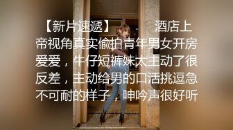 高颜值露脸极品妹子深夜诱惑，跟狼友互动撩骚边揉骚奶子边玩弄粉嫩的一线天逼逼，干净水多诱人精彩不要错过