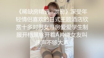  极品御姐小语，性感开档牛仔丝袜，看着欲望满满，无套一滑就进去了，缓慢加快速度