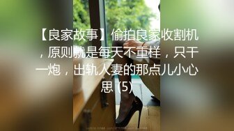 合租房门缝偷窥房东的女儿洗澡好像被她发现了赶紧溜