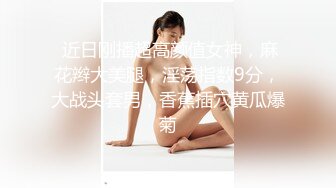 商城跟随偷窥清纯漂亮小姐姐 皮肤白皙 白内内卡屁屁 抱着毛娃娃左晃右晃很开心