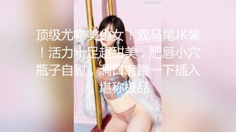 黑丝丰满大屁股加极品无毛美鲍鱼，躺在床上自慰，呻吟声骚的很，想让狼友草