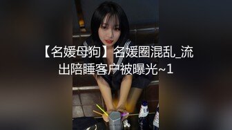  淫荡小少妇，夜晚驾车户外，野外小道大战，蹲着吸吮吃屌，直接坐在地上操，爆草小骚逼