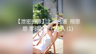 家庭摄像头偷窥，颜值还不错的良妻，大厅和女儿看电视，原来女人是这样穿奶罩的！