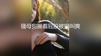 苗条骚女被两个男人任意玩弄，肉棒无套干嫩穴就是要中出