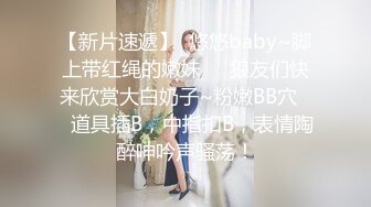    骚货女邻居，撅起屁股在客厅等着我后入，干净的身体却如此下贱