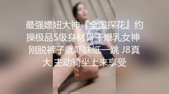 【OnlyFans】逃亡JJ爱KK，狂干群P，大型淫乱场面，两人真实夫妻，女的身材超级棒，群p的场面太过震撼 42