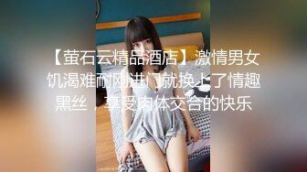 烫发苗条少妇女上位被老公无套操逼，清晰进出阴道