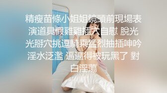 情侣边听音乐边换着花样做爱，还挺浪漫.