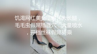 【新片速遞】房东浴室偷装摄像头偷拍❤️漂亮女租客蹲在地上尿尿用勺子舀水仔细洗逼逼高清无水印版