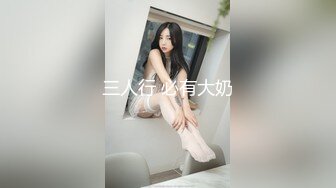 穿着浅蓝色轻飘飘百褶裙美女逛街裙子被风吹起内裤全露出发现用手去捂已经晚了