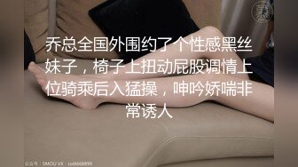 《魔手?外购》技术型厕拍大神专挑小姐姐比较多的商场极限偸拍??角度正点全景镜头都快要贴脸了都没有发现