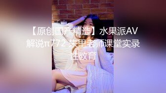 大神闯入商场女厕 近距离偷拍连衣裙妹子的小黑B