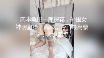 红唇风骚漂亮小姐姐大战头套男  开档黑丝多毛骚穴  骑乘上下套弄 换装红色连体网袜  持续爆操浪叫