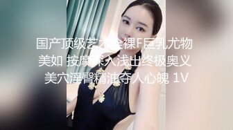 露脸小骚货吃糖果发情，直接握住鸡吧含在嘴里