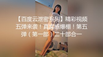 极品牛仔裤小萝莉，身材玲珑有致，温柔甜美，一听要在沙发啪啪顿时怀疑被直播