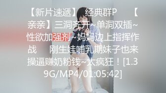 2023新流出黑客破解家庭网络摄像头偷拍模特身材美女洗完澡在简陋客厅擦身整理头发