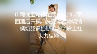  猥琐小哥迷翻漂亮的小女友找来朋友一起来玩3P