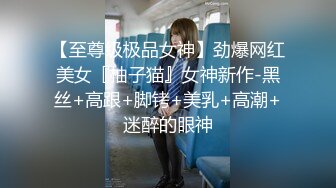 勾搭两个风骚女技师小哥想要啪啪，淫声荡语不断撩骚动手动脚扒光玩奶各种爆草，还让骚女打电话草她好刺激-