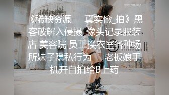 甜美白嫩大奶子小骚货自慰啪啪，开档白丝跳蛋震穴，振动棒抽插特写，花臂男舔硬骑乘抽插，旁边还有个小哥观战