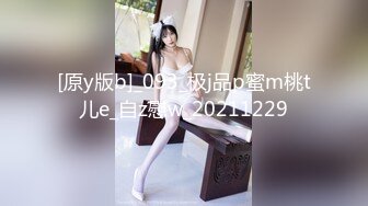 三个女人和两个男人进行了一场激情四射的现场表演