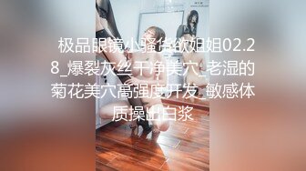 偷拍身材非常不错的美女洗澡，乳房很漂亮