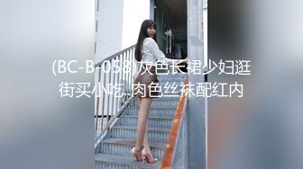 和纯情眼镜女友晚上出来散步，太晚啦哄了好久才不回学校，在桥头小心翼翼地脱下裤子掏出鸡巴让女友吃！