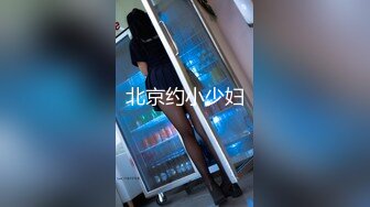 ✿包臀裙露腰套装美女街边秀恩爱被抄底圆点内裤