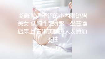 麻花辫顶级美女细腰翘臀牛仔裤，扭动屁股掰开穴，修长美腿揉捏贫乳，对着镜头揉搓阴蒂，震动棒摩擦高潮娇喘