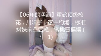 跟随抄底和男友逛街的cos美眉