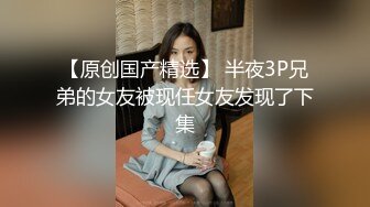 KTV女厕偷拍背包少妇光顾着玩手机下面已经全部失守完全不知道