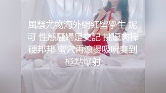  小哥的微胖女友，露脸镜头前啪啪给狼友看，让小哥压在身下吃奶子玩逼给狼友看，风骚的大屁股各种抽插爆草