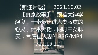 颜值不错的风骚女模特，大辫子漏出骚奶子诱惑狼友跟两位大哥激情3P，让小哥吃奶玩逼轮流爆草抽插，浪叫呻吟