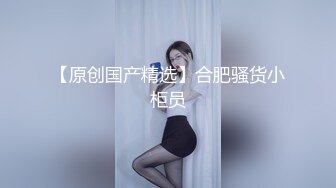   黑丝小妹激情3P，全程露脸被两个小哥床上疯狂蹂躏，性感的小嘴温柔的舔弄大鸡巴