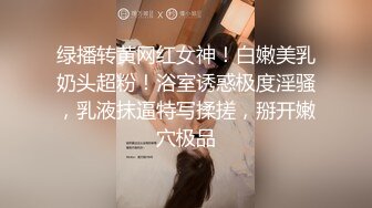 金发熟女沙发上伺候两个大鸡鸡