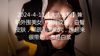 女神姐妹花【无敌兔兔】双女一起自慰，互揉奶子假屌插穴，性感红色吊带丝袜，跳蛋震穴玩的很嗨