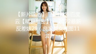 直接在厕所门口守候偷拍女同事尿尿