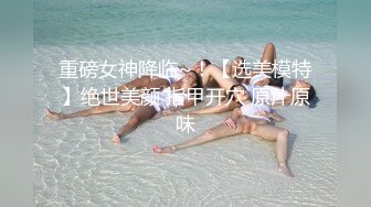 黑丝大长腿少妇在沙滩上偷偷的自慰、时不时的还有路人走过太刺激了