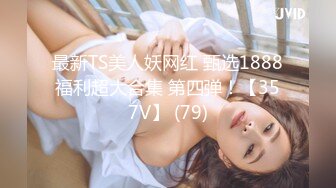 无毛肥穴18超嫩萝莉萌妹居家自慰，撩起小背心露贫乳，道具假屌插嘴舔弄，白色丝袜张开双腿揉穴，翘起屁股假屌后入