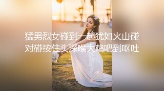 有点变态的大叔车上找了一个美女 抠她的B看着她的B打飞机就是不操