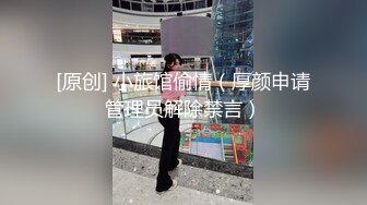 穿着睡衣躺在床上玩弄自己粉嫩的无毛穴